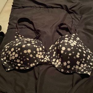 Jessica Simpson bra